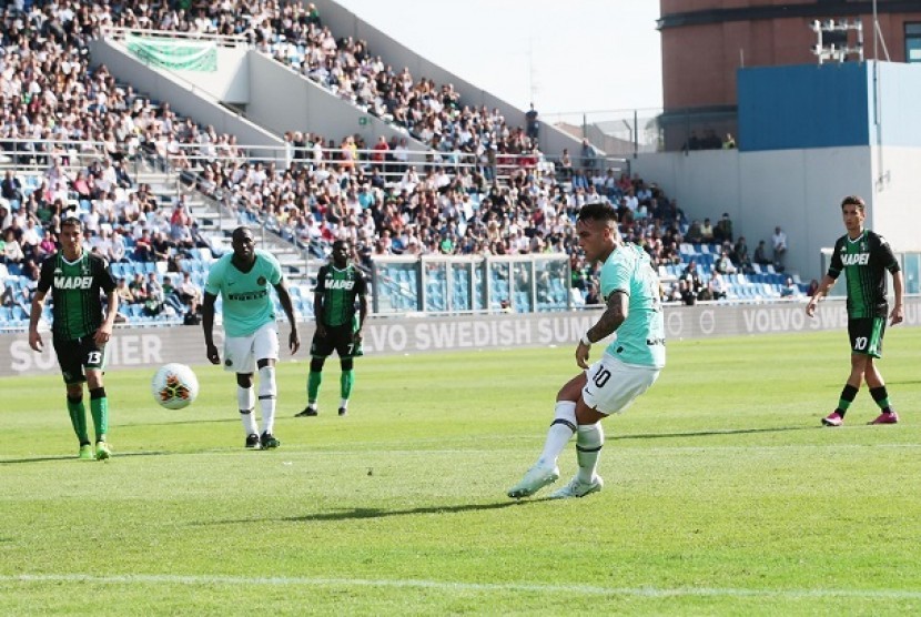 Pemain Inter Lautaro Martinez mencetak gol ke gawang Sassuolo (ilustrasi). Inter akan menjamu Sassuolo dalam laga Serie A di Stadion Giuseppe Meazza, Kamis (25/6) dini hari WIB.