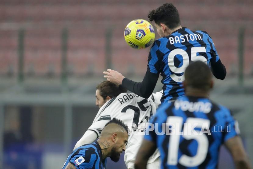  Pemain Inter Milan Alessandro Bastoni menyundul bola pada pertandingan sepak bola Serie A antara Inter Milan dan Juventus di stadion San Siro di Milan, Italia, Senin (18/1) dini hari WIB.