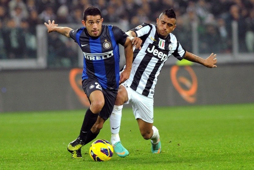 Pemain Inter Milan asal Uruguay, Walter Gargano (kiri) dihadang pemain Juventus asal Cili, Arturo Vidal, dalam pertandingan seri A di Turin, Italia, 3 November 2012