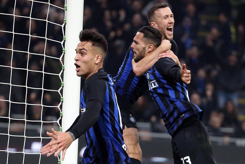  Pemain Inter Milan, Danilo D Ambrosio merayakan gol bersama Ivan Perisic dalam pertandingan Inter melawan Sampdoria di Giuseppe Meazza, Milan, Ahad (17/2).