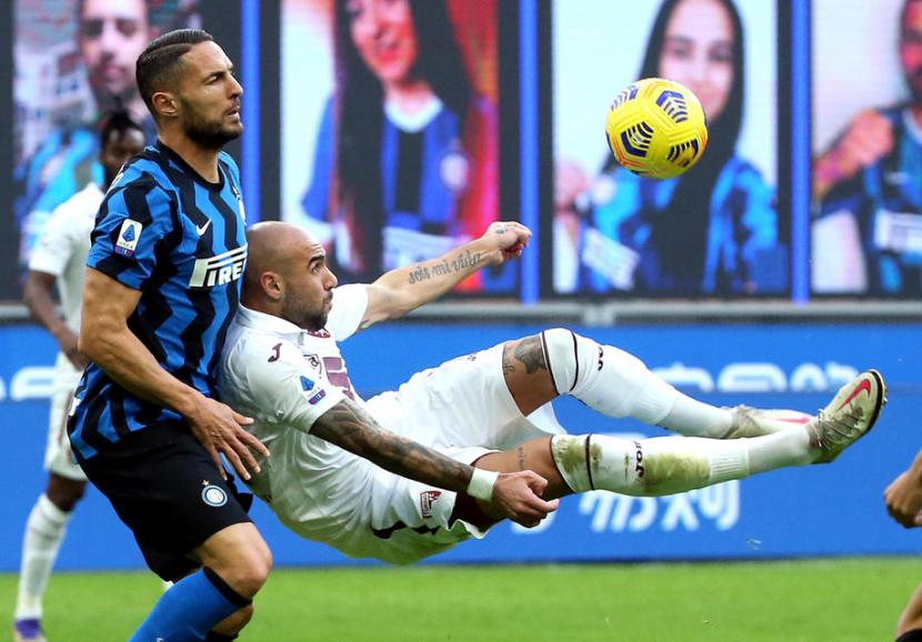 Pemain Inter Milan Danilo DAmbrosio (kiri) berebut bola dengan pemain Torino Simone Zaza.