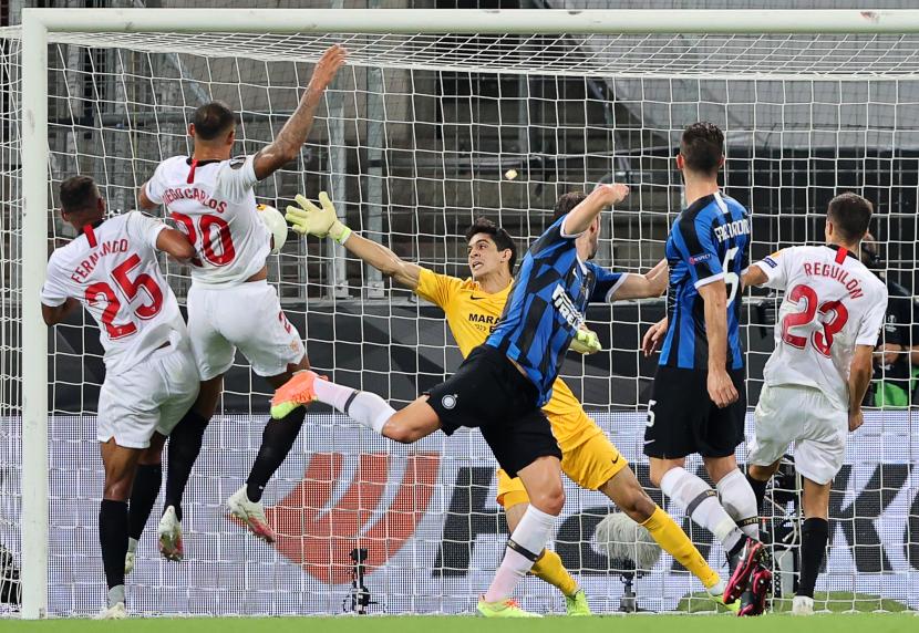 Pemain Inter Milan Diego Godin mencetak gol ke gawang Sevilla dalam pertandingan Final Liga Europa  di Rheine Energie Stadium, Sabtu (22/8) dini hari WIB
