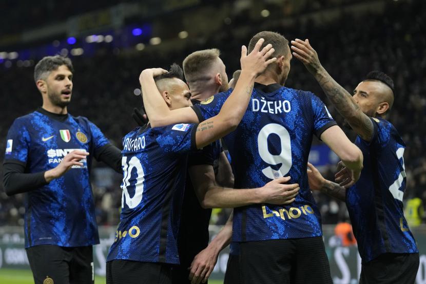 Pemain Inter Milan Edin Dzeko merayakan dengan rekan satu timnya setelah mencetak gol ke gawang Salernitana selama pertandingan sepak bola Serie A antara Inter Milan dan Salernitana di Stadion San Siro, di Milan, Italia, Jumat, 4 Maret 2022.