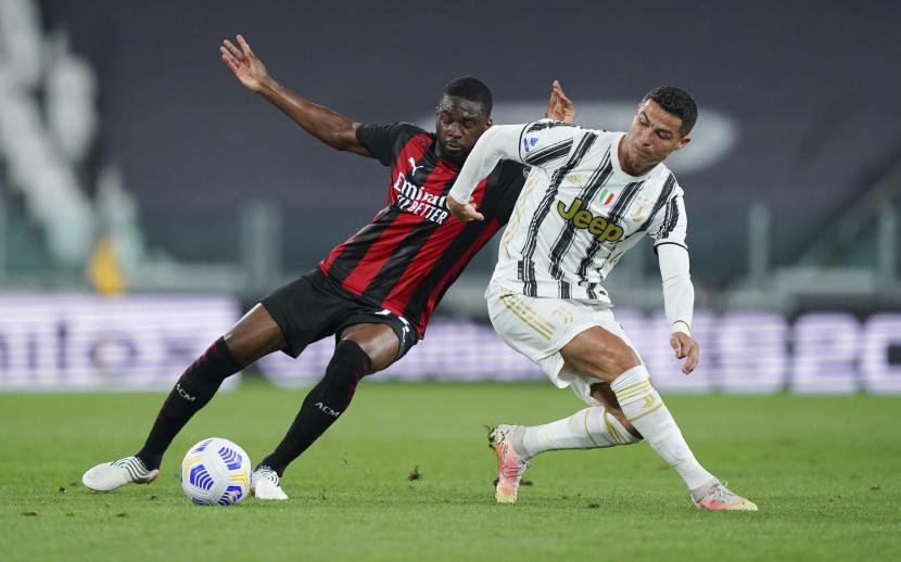 Pemain Inter Milan Fikayo Tomori, kiri, bersaing memperebutkan bola melawan Cristiano Ronaldo dari Juventus pada pertandingan sepak bola Serie A Italia antara Juventus dan Milan, di Stadion Juventus di Turin, Italia, Minggu, 9 Mei 2021.