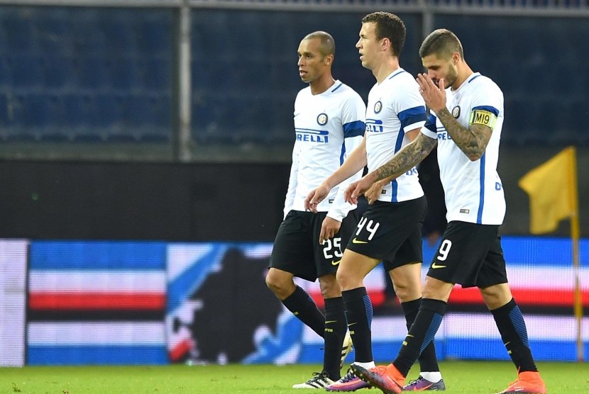 Pemain Inter Milan, Joao Miranda, Ivan Perisic, dan Mauro Icardi berjalan ke luar lapangan stadion Luigi Ferraris seusai laga Serie lawan Sampdoria, Senin (31/10) dini hari WIB. Inter kalah 0-1 pada laga ini.