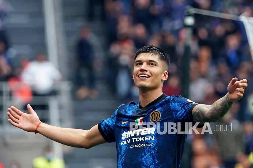  Pemain Inter Milan Joaquin Correa merayakan setelah mencetak gol kedua timnya pada pertandingan sepak bola Serie A antara Inter Milan dan Udinese, di Milan, Italia, Ahad (31/10).
