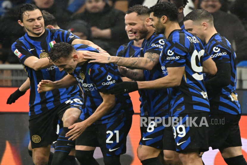 Pemain Inter Milan Kristjan Asllani (kedua kiri) merayakan gol bersama rekan satu timnya setelah menjebol gawang Udinese dalam pertandingan Coppa Italia di Stadion Giuseppe Meazza, Milan, Jumat (20/12/2024) dini hari WIB.