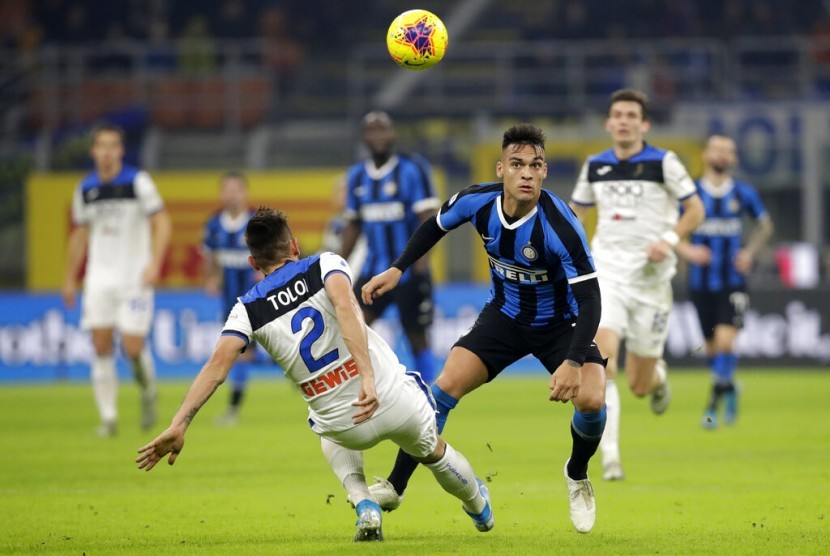 Pemain Inter Milan Lautaro Martinez berebut bola dengan pemain Atalanta Rafael Toloi dalam pertandingan Serie A di San Siro, Milan, Sabtu (11/1).