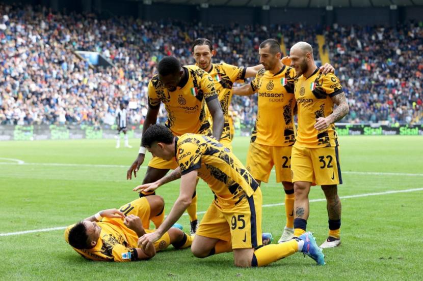 Pemain Inter Milan Lautaro Martinez (kiri) merayakan golnya ke gawang Udinese bersama rekan satu timnya pada pertandingan sepak bola Serie A Liga Italia di Stadion Friuli, Udine, Italia, Sabtu (28/9/2024).