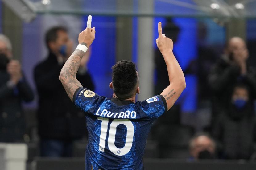 Striker Inter Milan Lautaro Martinez melakukan selebrasi setelah mencetak gol ke gawang AC Milan dalam laga semifinal Coppa Italia, Rabu (20/4/2022) WIB. Inter lolos ke final usai menekuk Milan 3-0.