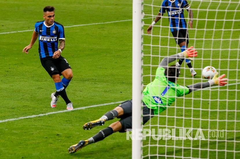 Pemain Inter Milan Lautaro Martinez mencetak gol kedua timnya dalam laga lanjutan Serie A Italia di Stadion San Siro, Senin (22/5) dini hari WIB.
