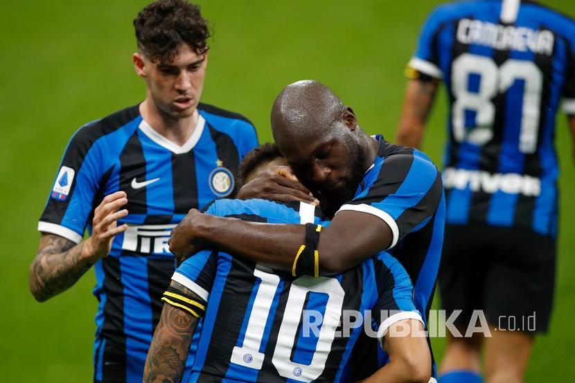 Pemain Inter Milan Lautaro Martinez (tengah) merayakan dengan rekan satu timnya setelah ia mencetak gol kedua timnya dalam laga lanjutan Serie A Italia di Stadion San Siro, Senin (22/5) dini hari WIB.