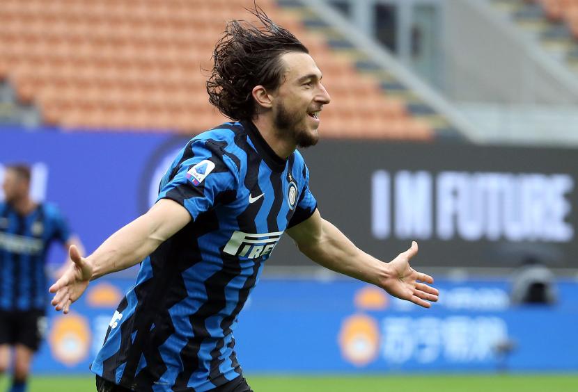 Pemain Inter Milan Matteo Darmian merayakan gol ke gawang Cagliari dalam lanjutan laga Serie A Liga Italia, Ahad (11/4). 