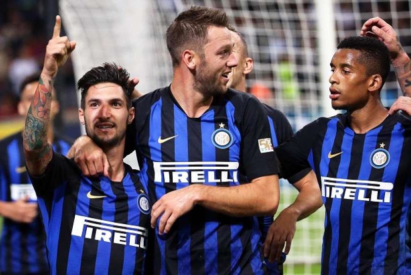 Pemain Inter Milan Matteo Politano (kiri), merayakan golnya ke gawang Cagliari bersama rekan-rekannya.