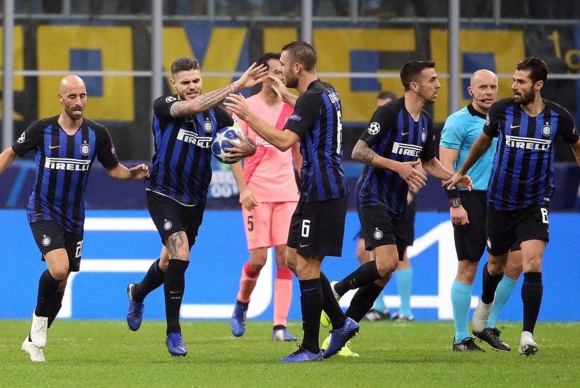 Pemain Inter Milan, Mauro Icardi (dua kiri), melakukan selebrasi bersama rekan setimnya saat menghadapi Barcelona di laga Grup B Liga Champions di StadionGiuseppe Meazza, Milan, Italia, Selasa (6/11). 