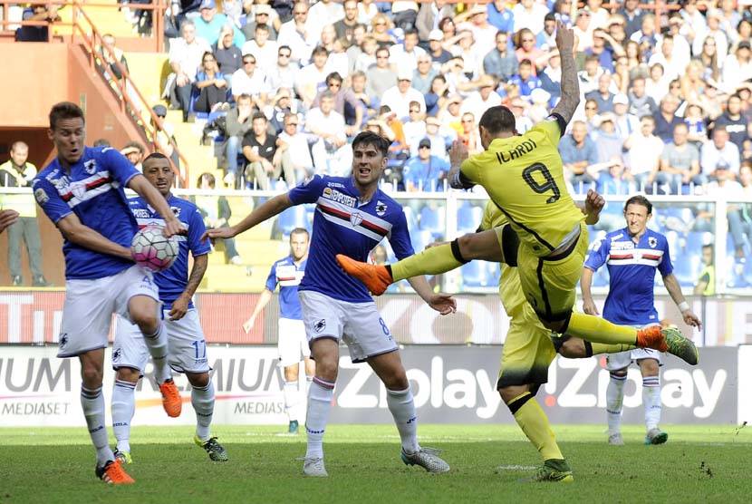 Pemain Inter Milan, Mauro Icardi (kanan), melepaskan tembakan saat menghadapi Sampdoria di laga Serie A Italia di Stadion Marassi, Genoa, Ahad (4/10). 