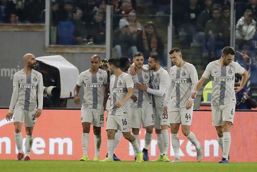  Pemain Inter Milan Mauro Icardi (keempat dari kanan) merayakan gol ke gawang AS Roma dalam lanjutan Serie A, di Rome Olympic Stadium, Senin (3/12)