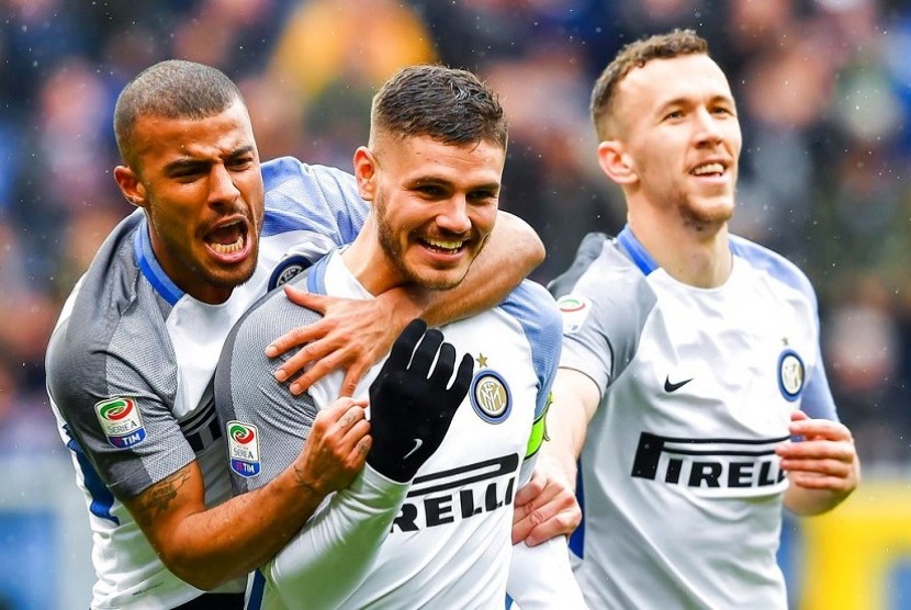  Pemain Inter Milan Mauro Icardi melakukan selebrasi bersama Alcantara Rafinha (kiri) dan Ivan Perisic (kanan) usai melesakkan golnya ke gawang Sampdoria, Ahad (18/3) di Luigi Ferraris Stadium, Ahad (18/3). 