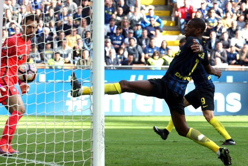 Pemain Inter Milan Mauro Icardi mencetak gol 3-0 saat melawan Atalanta di Milan, Italia, (12/3).