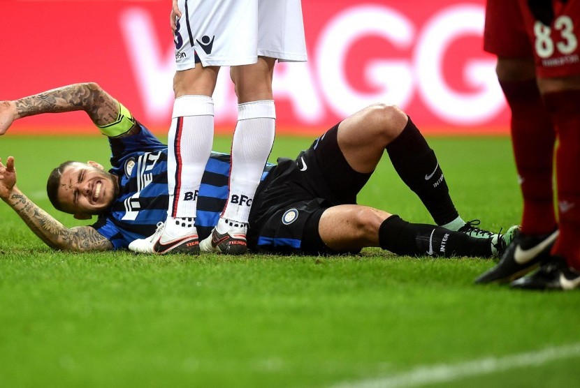 Pemain Inter Milan, Mauro Icardi, mengalami cidera saat menghadapi Bologna FC dalam laga Serie A Italia di Stadion Giuseppe Meazza, Milan, Sabtu (12/3). 