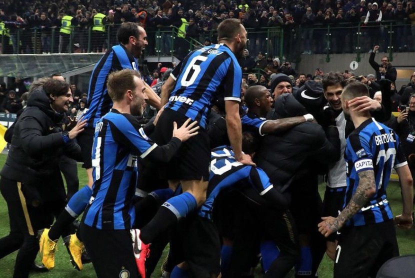 Pemain Inter Milan melakukan selebrasi usai kalahkan AC Milan 4-2 pada laga di San Siro, Senin Dini Hari.