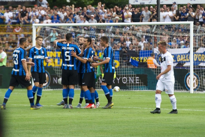 Pemain Inter Milan melakukan selebrasi usai menang 2-0 dari klub Swiss, Lugano, dalam laga uji coba di Lugano, Swiss, pada 14 Juli 2019. 