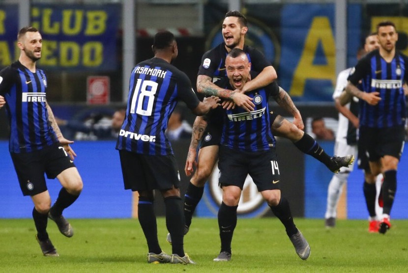 Pemain Inter Milan merayakan gol Radja Nainggolan (tengah) ke gawang Juventus pada laga Serie A di Giuseppe Meazza, Ahad (28/4) dini hari WIB.