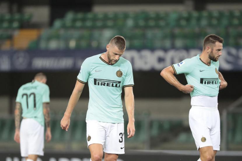 Pemain Inter Milan Milan Skiriniar dan Stefan de Vrij (kanan) terlihat kecewa setelah timnya ditahan Hellas Verona 2-2 pada lanjutan Serie A Liga Italia di Verona, Jumat (10/7) dini hari WIB.