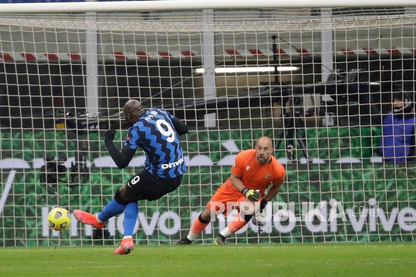 Pemain Inter Milan Romelu Lukaku mencetak gol dari penalti melawan Lazio pada pertandingan sepak bola Serie A antara Inter Milan dan Lazio di stadion San Siro di Milan, Italia, Senin (15/2) dini hari WIB.