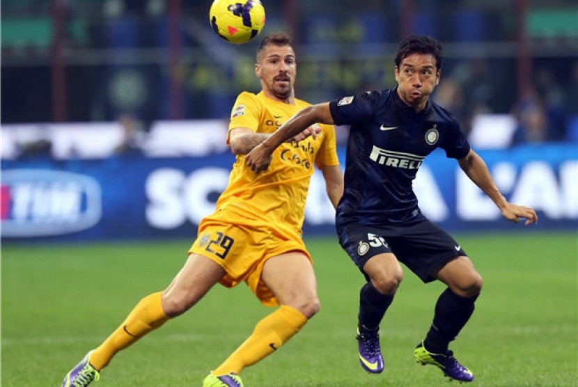 Pemain Inter Milan, Yuto Nagatomo (kanan), berebut bola dengan pemain Verona, Fabrizio Cacciatore, dalam laga Serie A Italia di Stadion Giuseppe Meazza, Milan, Sabtu (26/10). 