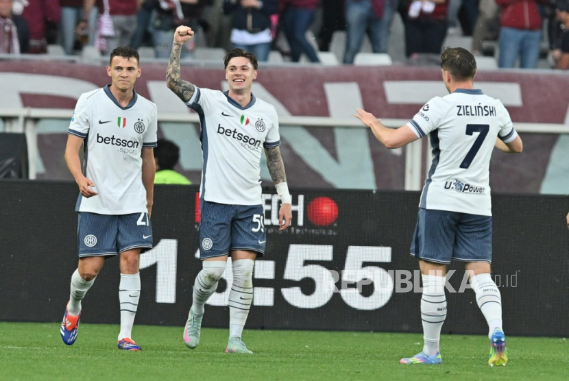Pemain Inter Nicola Zalewski bersorak setelah mencetak gol ke gawang Torino dalam pertandingan sepak bola Seri A Liga Italia di Stadion Olimpico Grande Torino di Turin, Italia, Ahad 11 Mei 2025. 