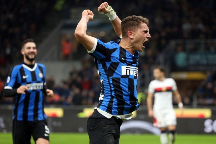 Pemain Inter Sebastiano Esposito meluapkan emosinya setelah sukses mengeksekusi penalti ke gawang Genoa.