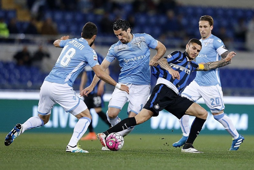 Pemain Inter Stevan Jovetic dikurung pemain Lazio saat tampil di Olimpico stadium, Senin (2/5) dini hari WIB