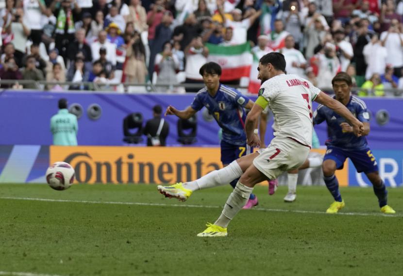Pemain Iran Alireza Jahan Bakhsh mengeksekusi tendangan penalti untuk mencetak gol ke gawang Jepang pada pertandingan perempat final Piala Asia 2023  di Stadion Education City di Al Rayyan, Qatar, Sabtu, 3 Februari 2024. 