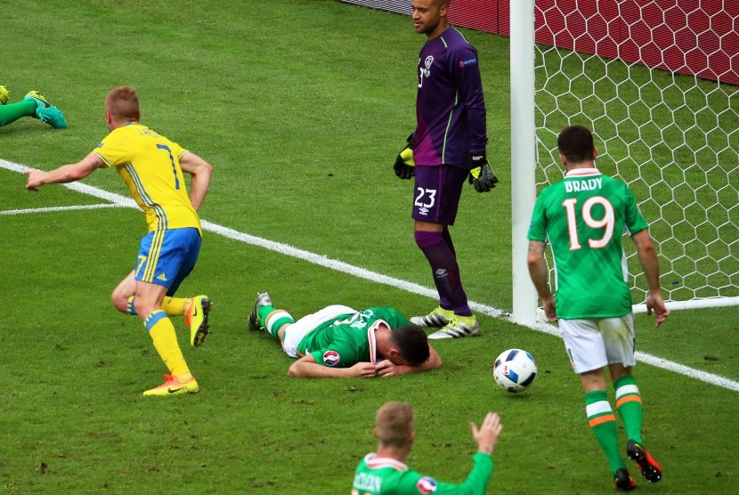 Pemain Irlandia Ciaran Clark (tengah) mendekapkan diri ke lapangan usai membuat gol bunuh diri pada laga melawan Swedia di Stade de France in Saint-Denis
