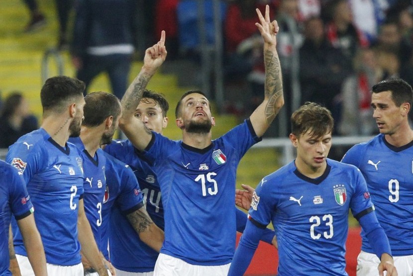 Pemain Italia Cristiano Biraghi mengacungkan tangan mendedikasikan gol yang dicetaknya ke gawang Polandia kepada Davide Astori.