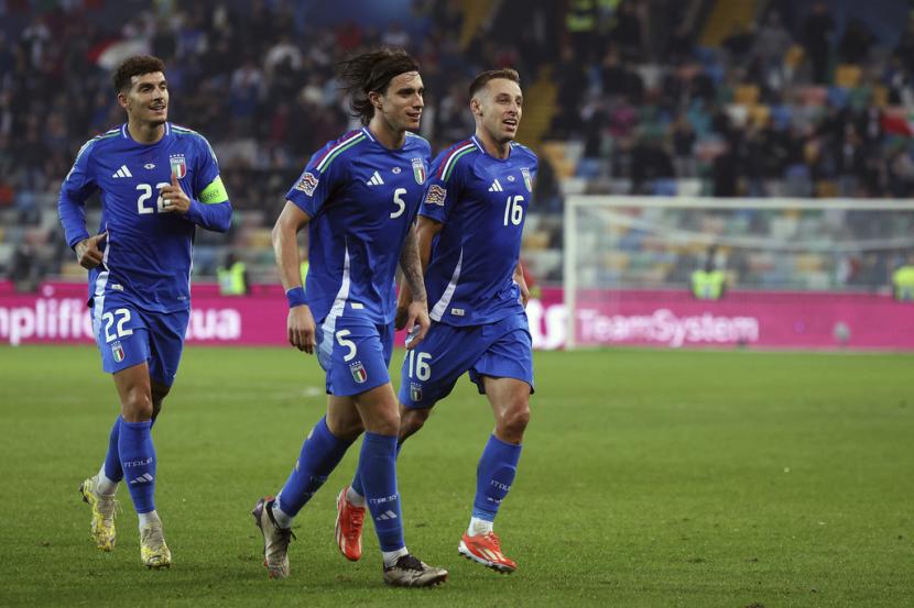 Pemain Italia Davide Frattesi merayakan gol ketiga timnya dalam pertandingan UEFA Nations League antara Italia dan Israel di Stadion Bluenergy di Udine, Italia, Selasa (15/10/2024) dini hari WIB.