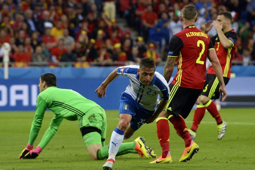 Pemain Italia Emanuele Giaccherini (tengah) melakukan selebrasi usai mencetak gol ke gawang Belgia pada penyisihan grup E Piala Eropadi Stade de Lyon, 13 June 2016.