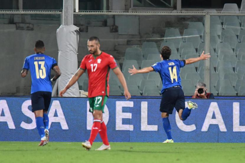 Pemain Italia Federico Chiesa (kanan) merayakan gol ke gawang Bulgaria.
