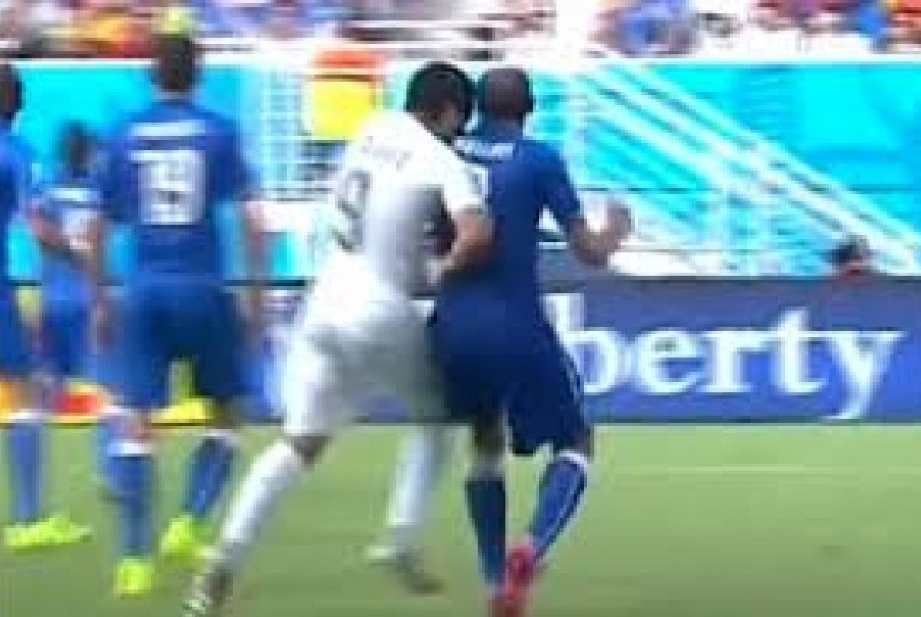 Pemain Italia Georgio Chellini jadi korban gigitan Luis Suarez