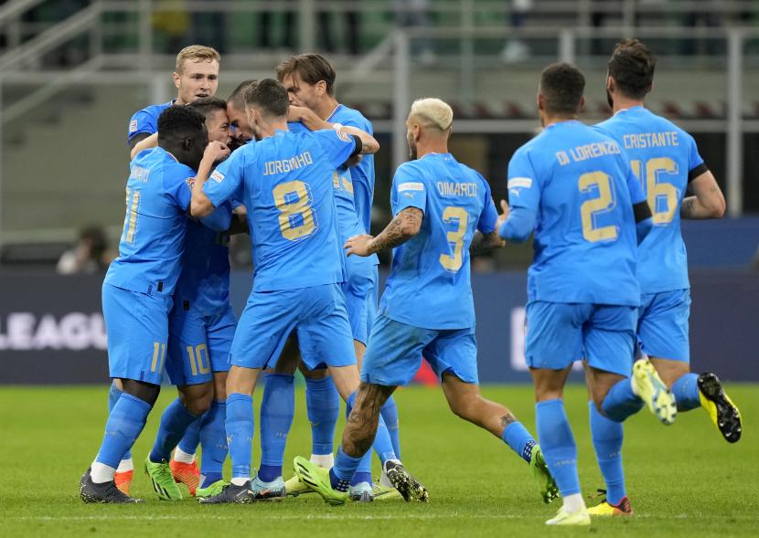  Pemain Italia Giacomo Raspadori melakukan selebrasi dengan rekan setimnya setelah mencetak gol pembuka timnya selama pertandingan sepak bola UEFA Nations League antara Italia dan Inggris di stadion San Siro, di Milan, Italia,Sabtu (24/9/2022) dini hari WIB.