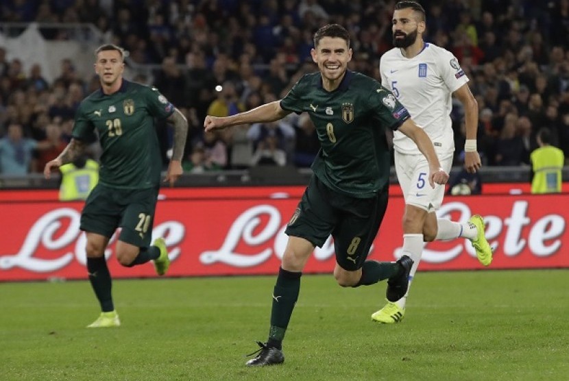 Pemain Italia Jorginho merayakan gol ke gawang Yunani dalam pertandingan kualifikasi Piala Eropa di Stadion Olimpico, Roma, Ahad (13/10) dini hari WIB