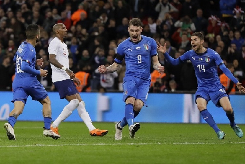 Pemain Italia Lorenzo Insigne (kiri), melakukan selebrasi dengan rekan setimnya setelah mencetak gol ke gawang Inggris dalam laga persabahatan yang digelar Selasa (27/3) malam di Stadion Wembley, London. 