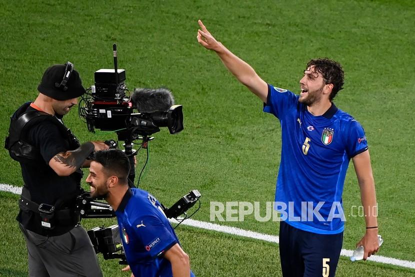 Pemain Italia Manuel Locatelli melakukan selebrasi usai mencetak gol pertama timnya pada pertandingan grup A Piala Eropa 2020 antara Italia dan Swiss di Stadion Olimpiade Roma, Kamis (17/6) dini hari WIB.
