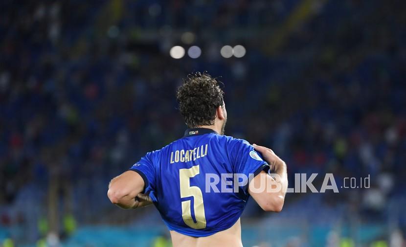 Pemain Italia Manuel Locatelli merayakan setelah mencetak gol pembuka timnya pada pertandingan grup A kejuaraan sepak bola Euro 2020 antara Italia dan Swiss di stadion Olimpiade di Roma, Kamis (17/6) dini hari WIB.