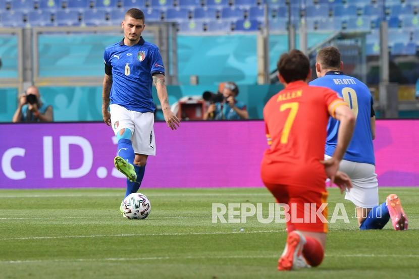 Pemain Italia Marco Verratti menguasai bola saat melawan Wales pada penyisihan grup Euro 2020.