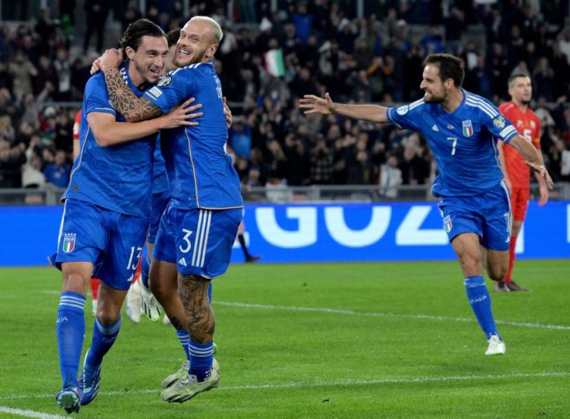Pemain Italia Matteo Darmian (kiri) merayakan golnya ke gawang Makedonia Utara pada Kualifikasi Euro 2024.