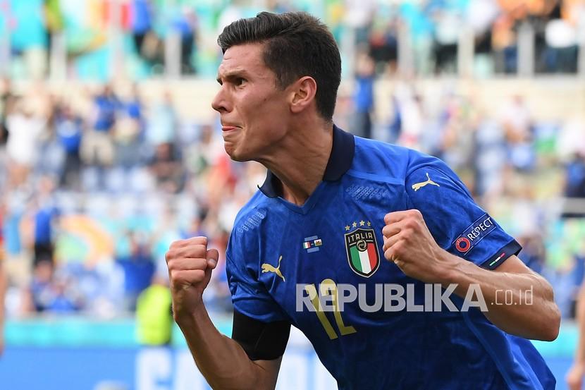 Pemain Italia Matteo Pessina melakukan selebrasi usai mencetak gol pembuka timnya pada pertandingan grup A Piala Eropa 2020 antara Italia dan Wales di stadion Stadio Olimpico di Roma, Ahad (20/6).