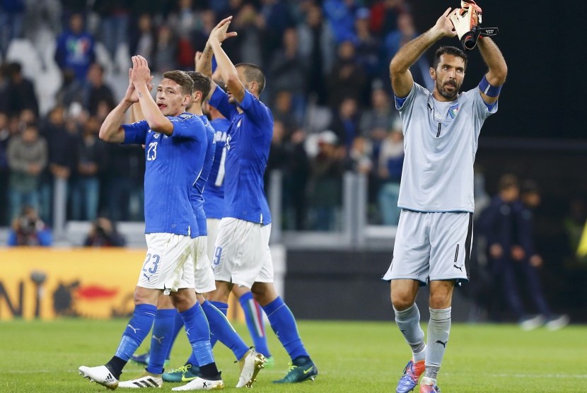 Pemain Italia memberi salam kepada fan di stadion Juventus, Turin seusai laga kualifikasi Piala Dunia 2018 lawan Spanyol, Jumat (7/10) dini hari WIB. Pada Ahad (9/10), Italia akan bertandang ke Makedonia.