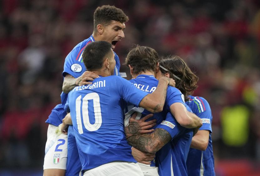 Pemain Italia merayakan gol kedua bagi timnya setelah Nicolo Barella mencetak gol ke gawang Albania dalam pertandingan Grup B Euro 2024 di Signal Iduna Park, Dortmund, Jerman, Ahad (15/4/2024) dini hari WIB.. 
